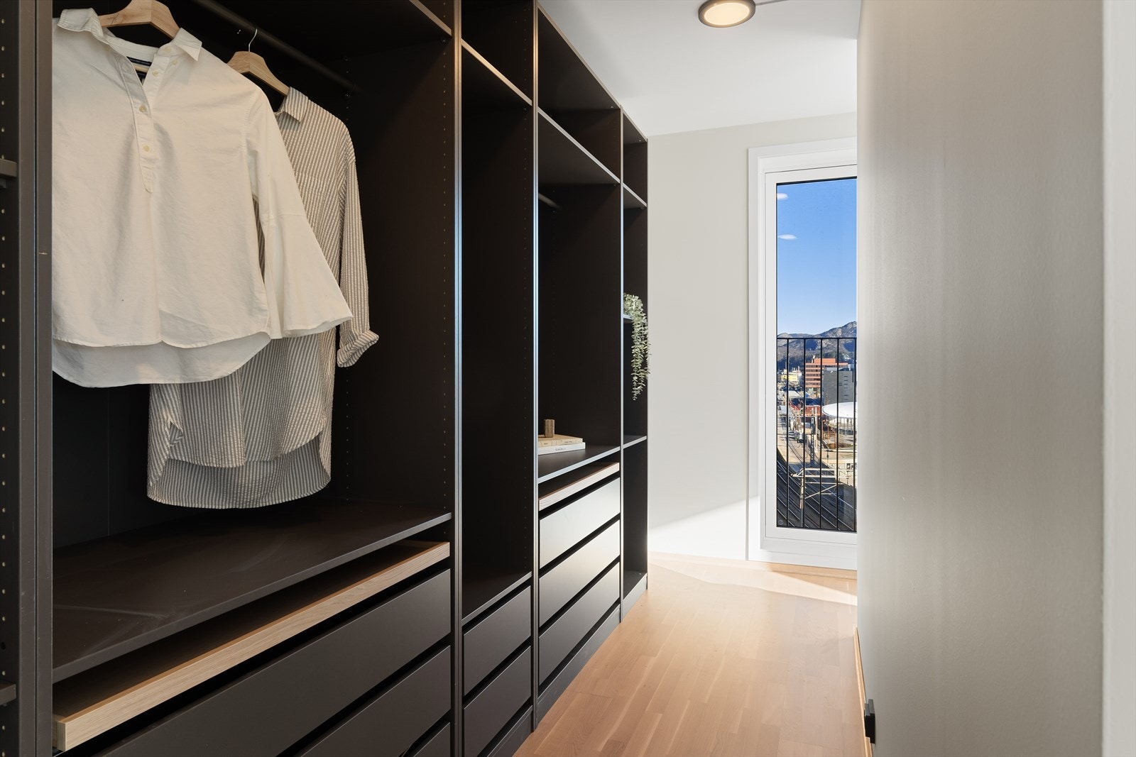 God plass til dobbeltseng og garderobeskap. Galleribilde