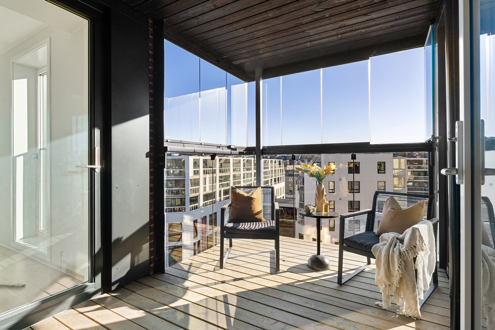 Fra stuen har man utgang til boligens andre balkong som er innglasset og kan vise til morgensol. Galleribilde