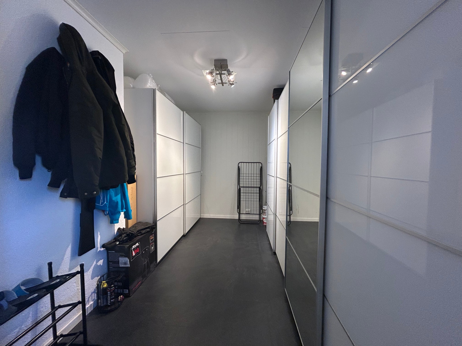 Stor garderobe med masse oppbevaringsmuligheter Galleribilde