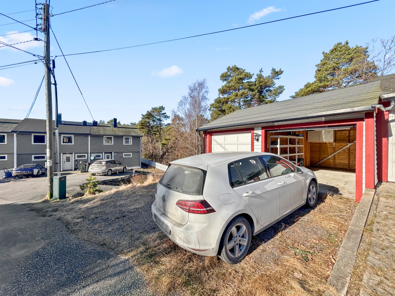 Garasje i rekke med elektrisk portåpner Galleribilde