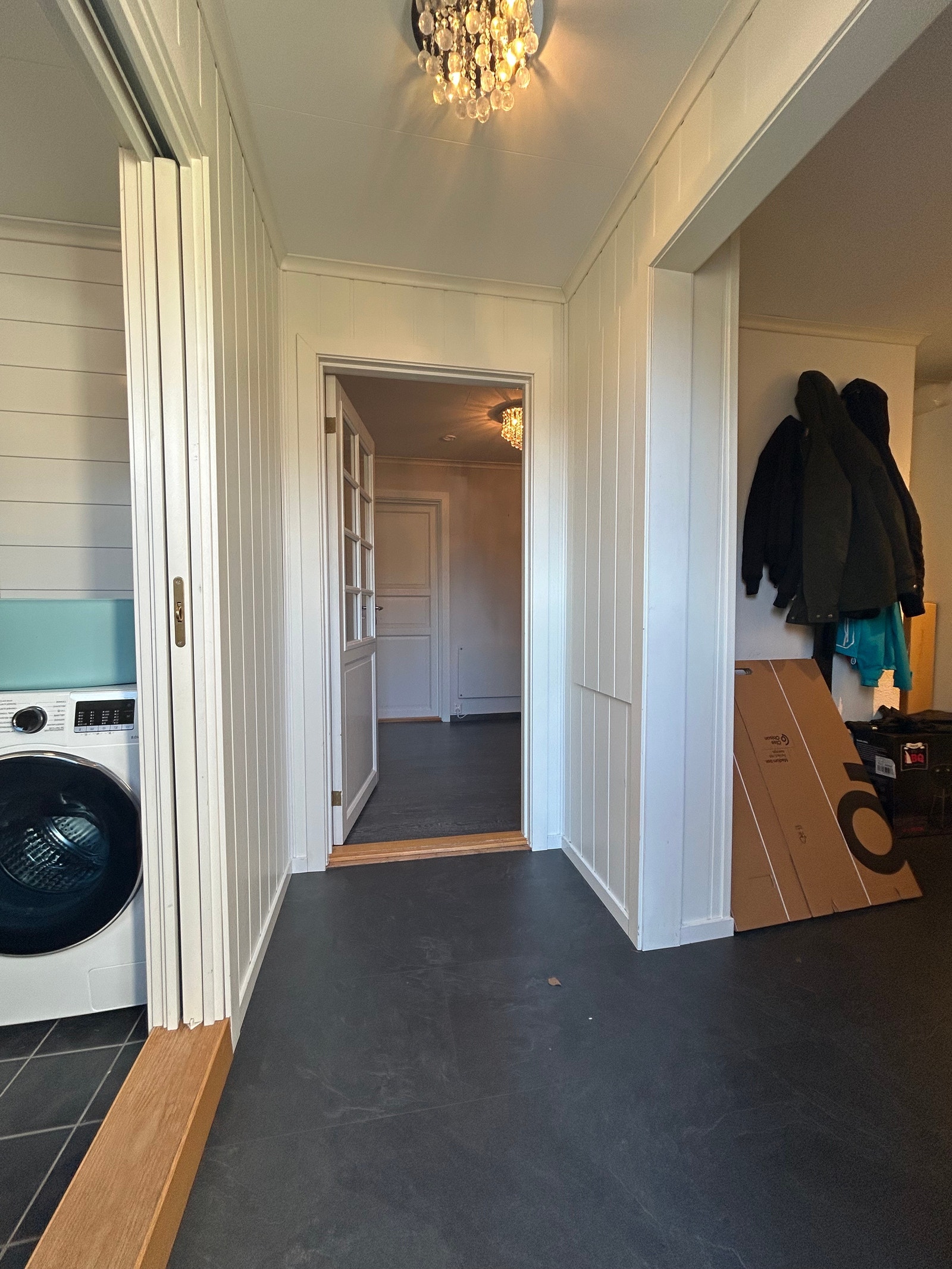 Vindfang. Til høyre har du garderobe, til venstre er vaskerom og rett frem kommer du inn i gangen på boligen. Galleribilde
