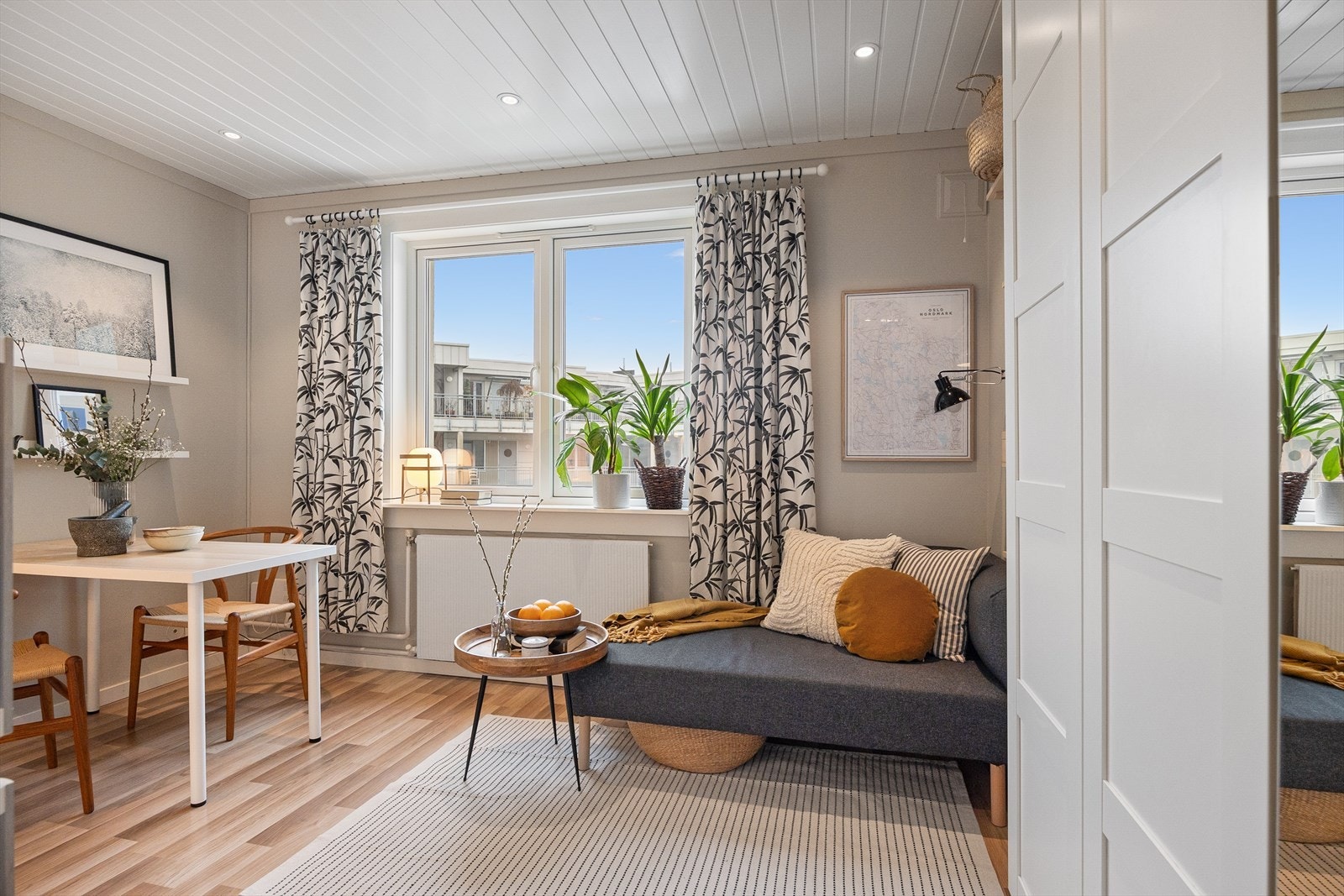 Arealefektiv stue som gir gode muligheter for møblering med sofa, bord og TV-møblement. Galleribilde