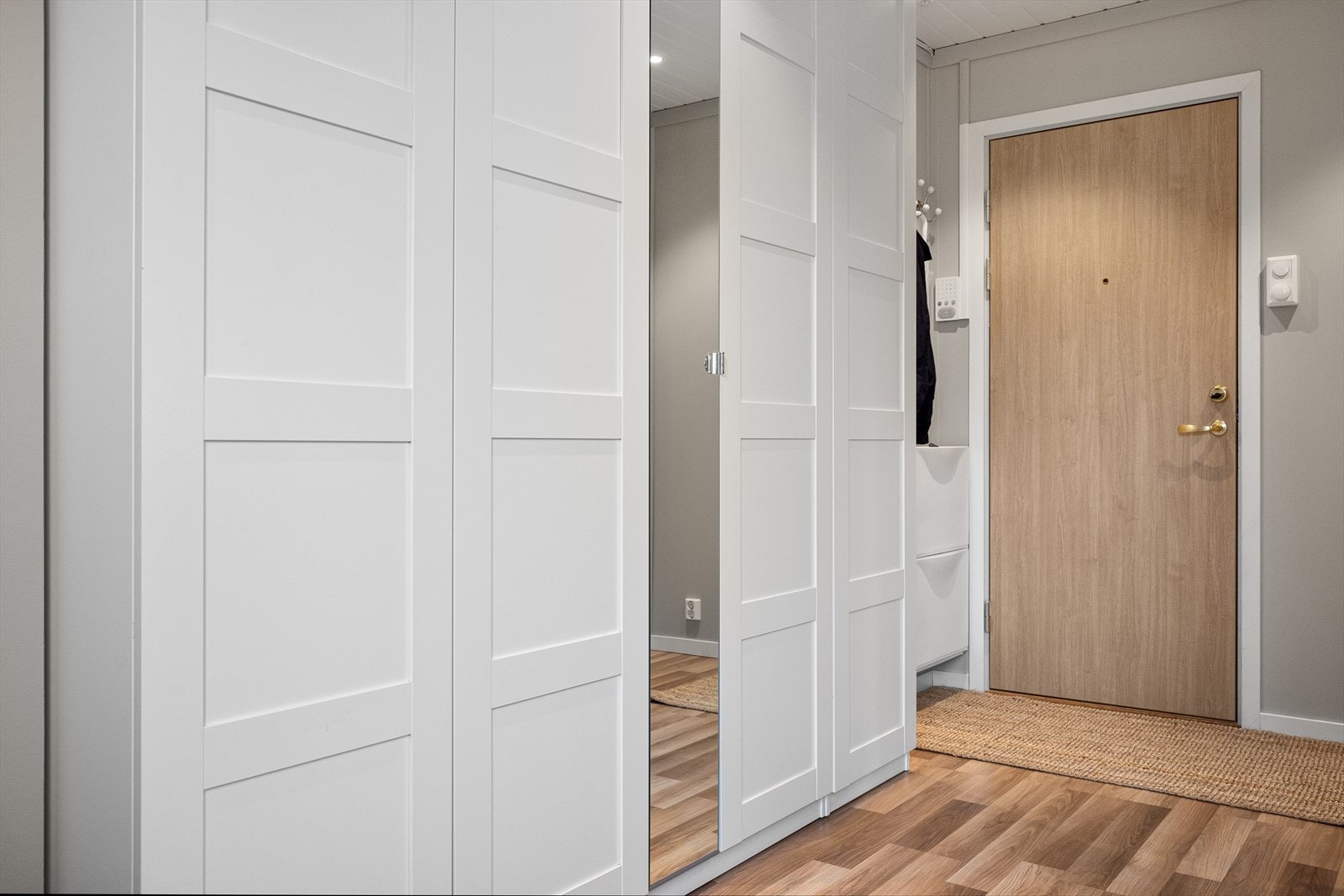 Åpen entré med plass til ytterklær og sko i et svært romlig garderobeskap. Galleribilde