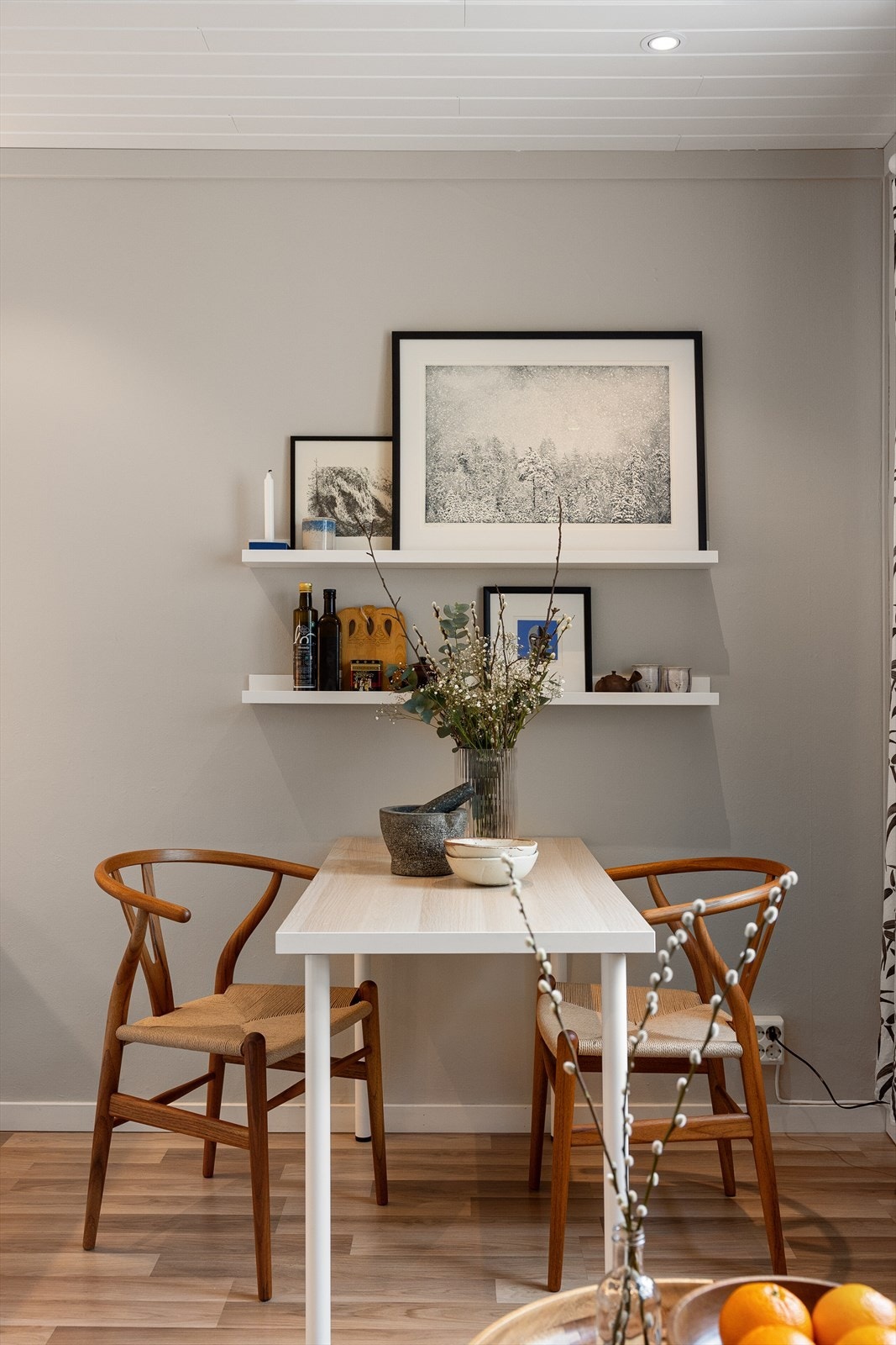 I stuen kan du også innrede med et hyggelig spisebord. Galleribilde