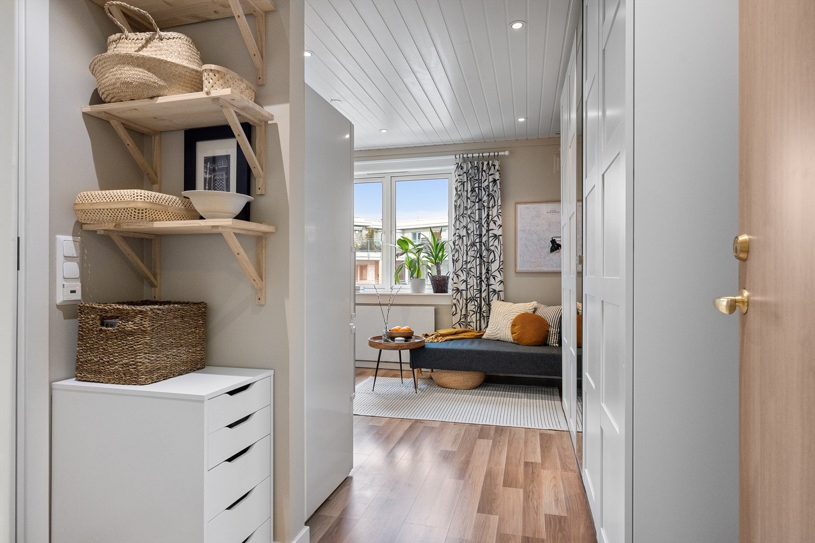 Leiligheten fremstår som innbydende med god standard og moderne preg. Galleribilde