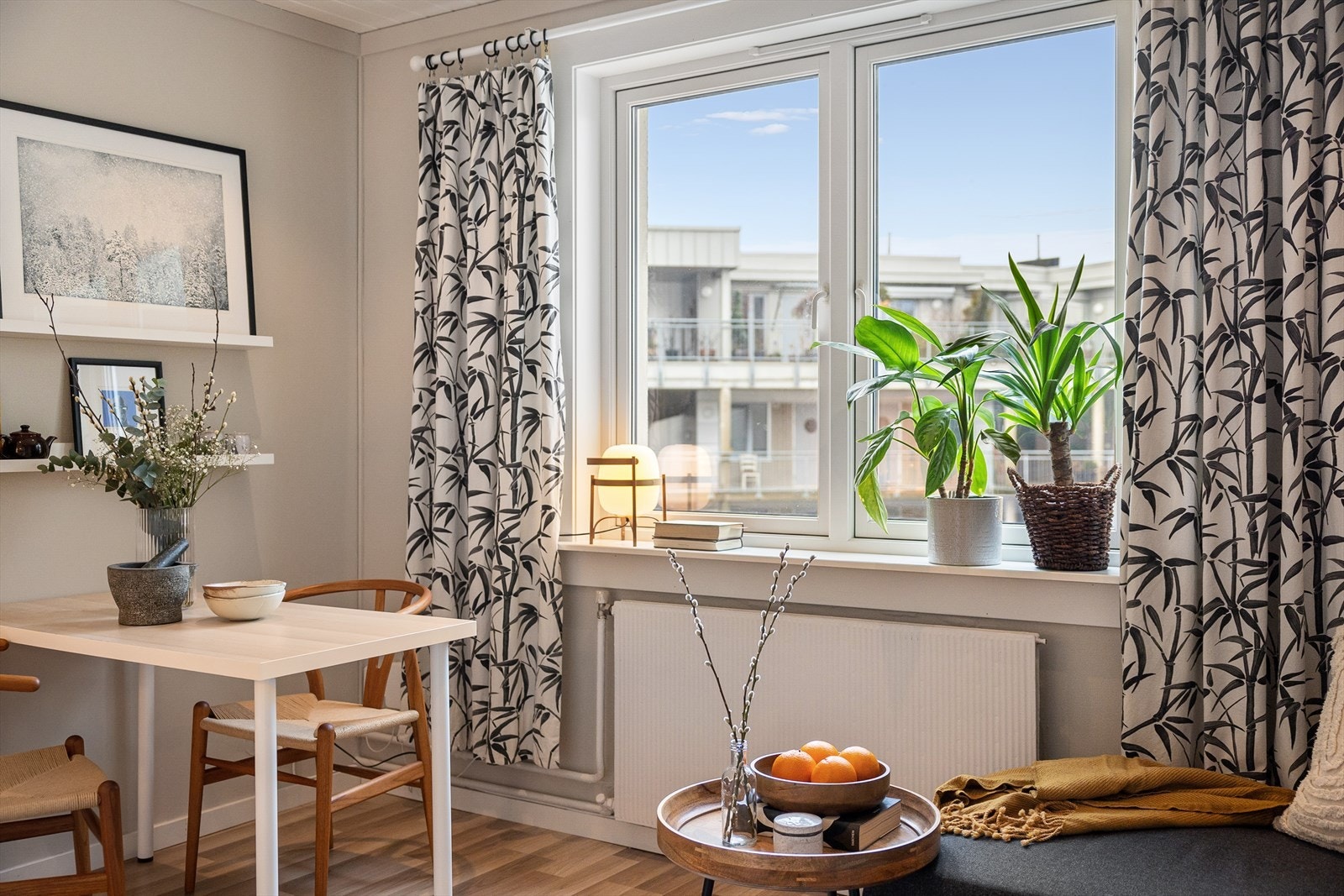 Vinduene er fra 2016 og gir rikelig med naturlig lys Galleribilde