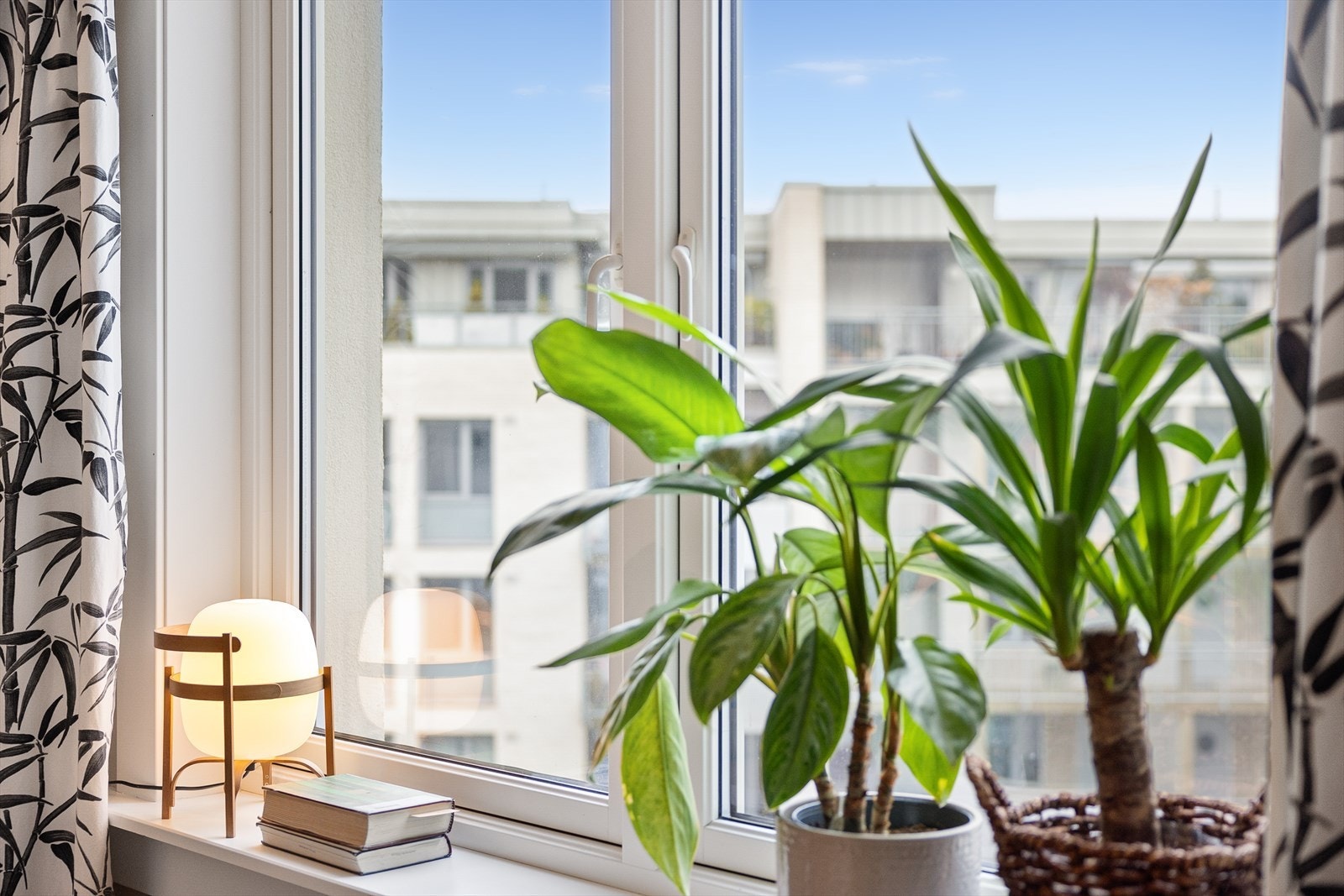 Leiligheten vender mot rolig bakgård Galleribilde