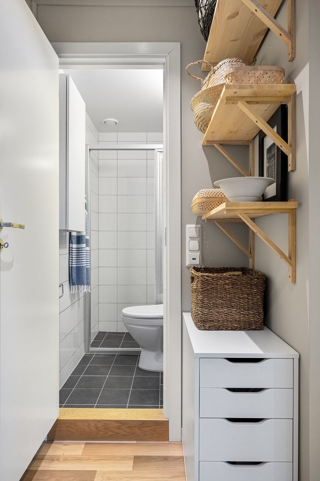 Fra gangen er det adkomst til baderom. Galleribilde