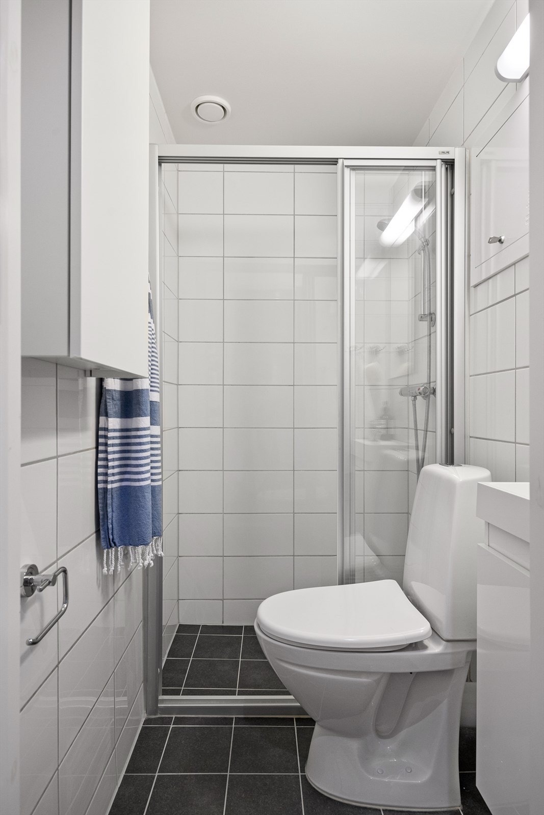 Delikat, flislagt baderom fra 2014 med varmekabler i gulvet. Galleribilde