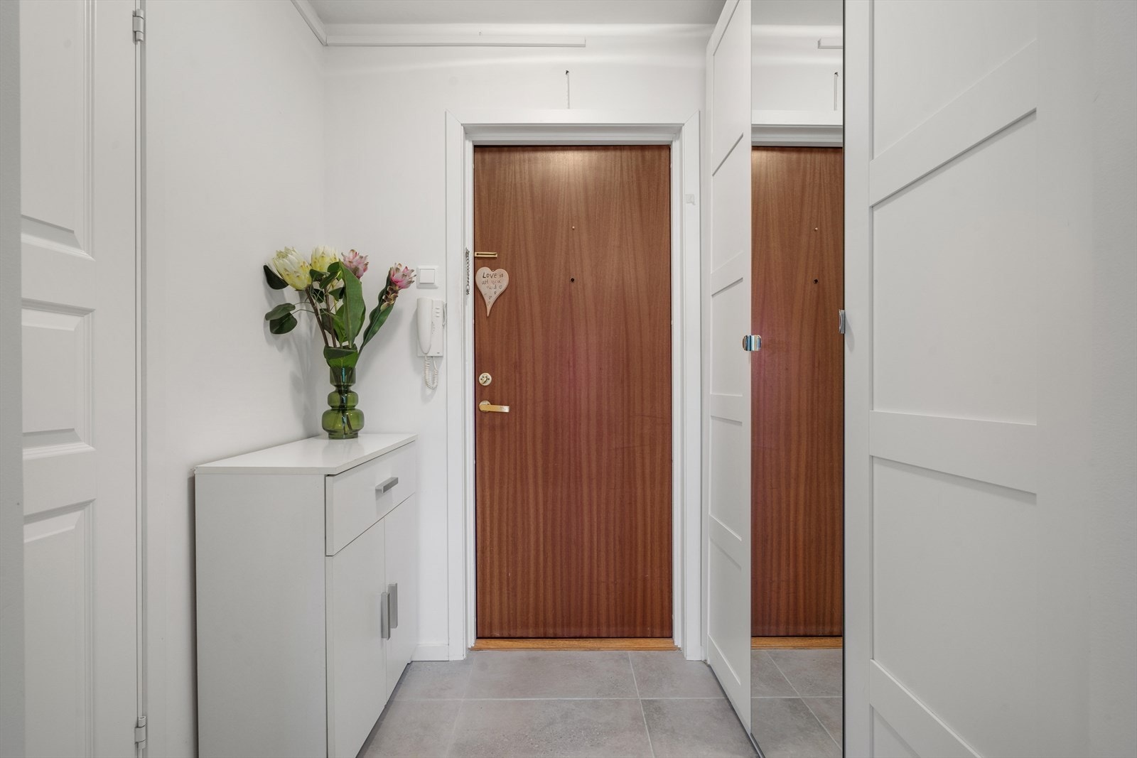 Her er det masse plass til å henge fra seg ytterklær og sko i det romslige garderobeskapet. Galleribilde