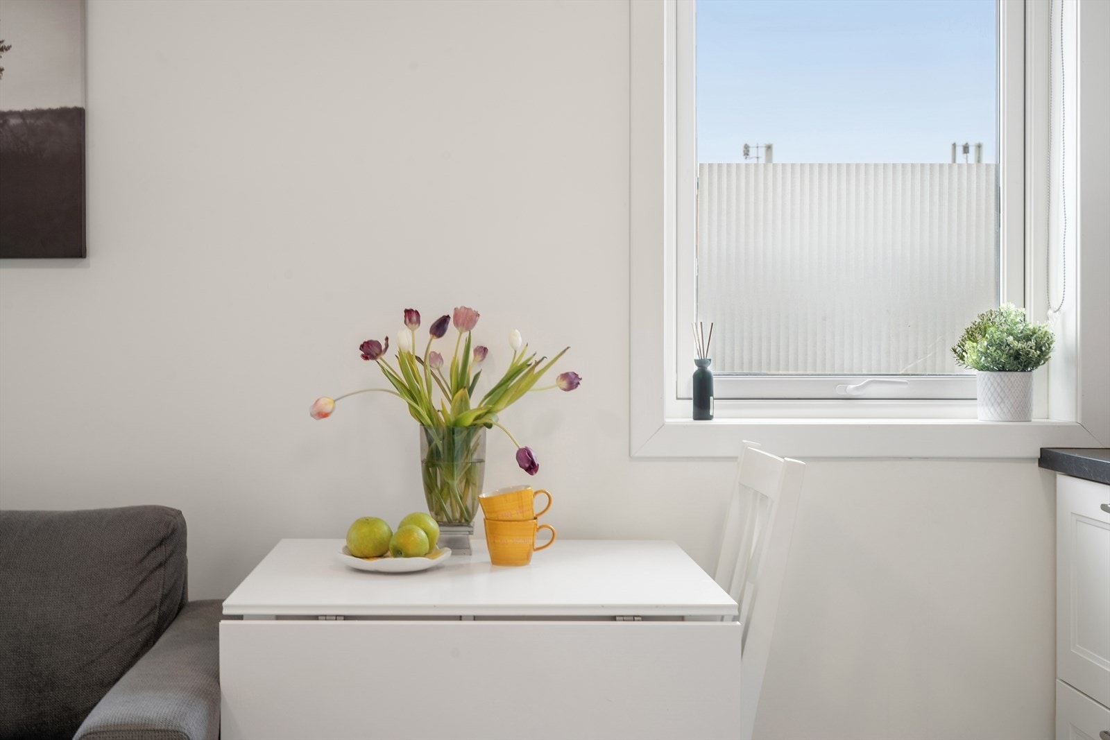 Kjøkkenet har plass til et koselig spisebord for en rolig morgenstund med en kopp kaffe. Galleribilde