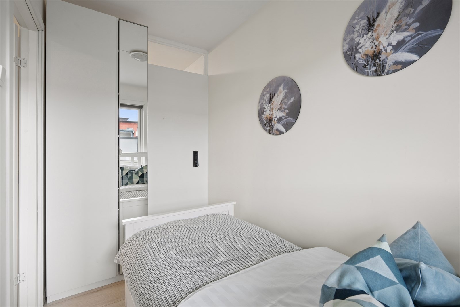 Dette er et elegant og smart innredet soverom med et romslig garderobeskap. Galleribilde