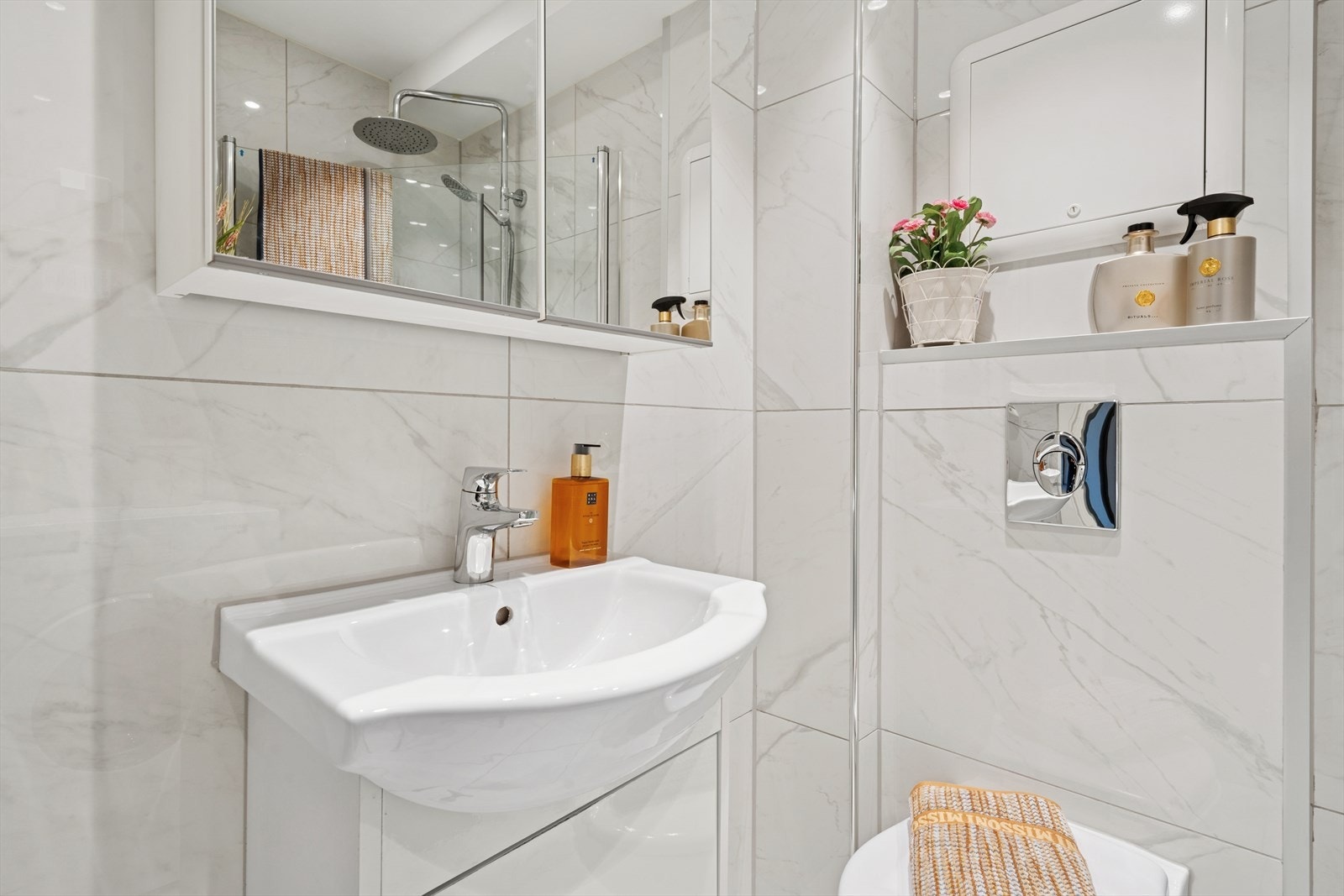 Store og delikate fliser på veggen og varmekabler i gulvet på baderommet. Galleribilde