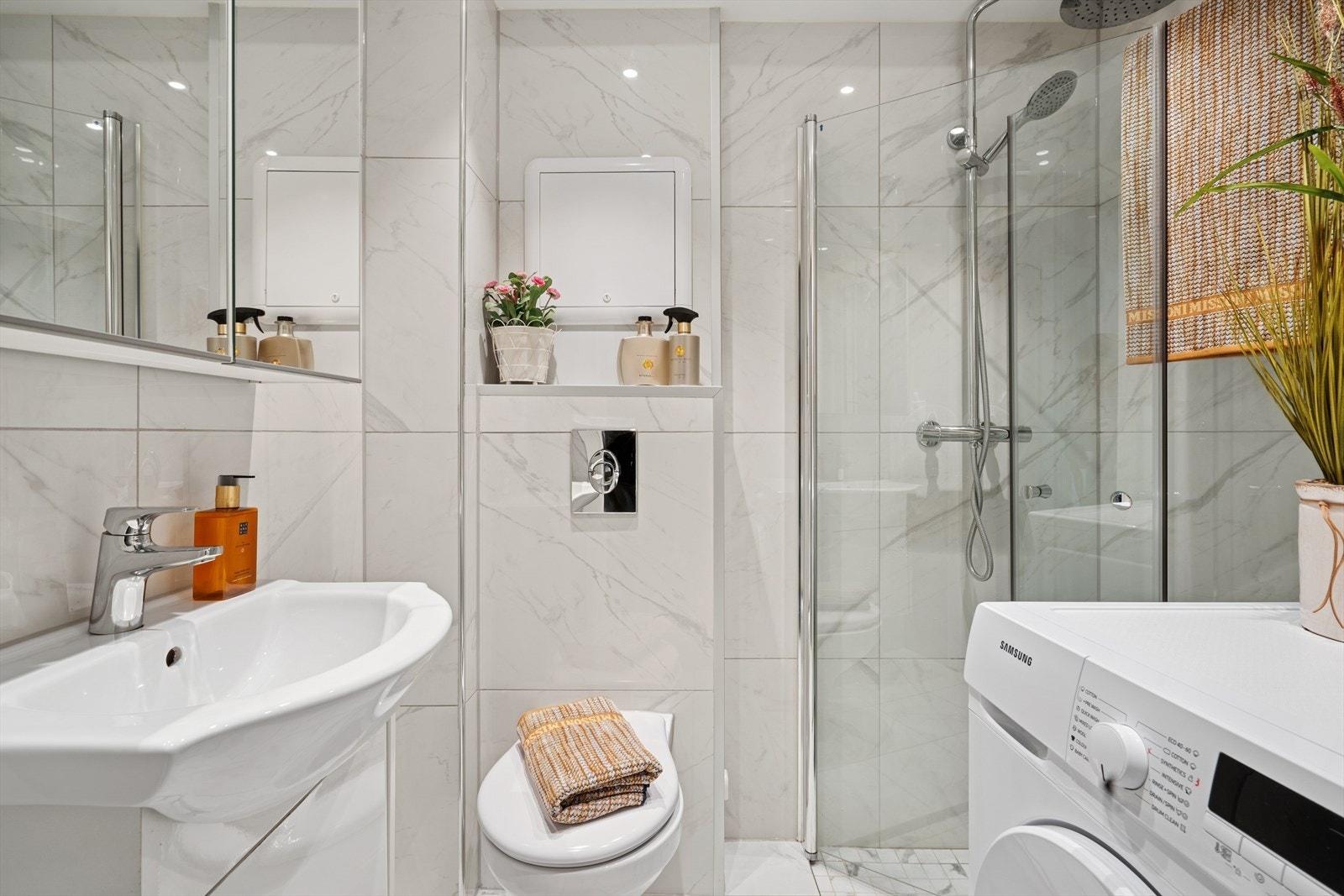 Videre er det et delikat og nyoppusset baderom fra 2022 med tidsriktige fliser. Galleribilde