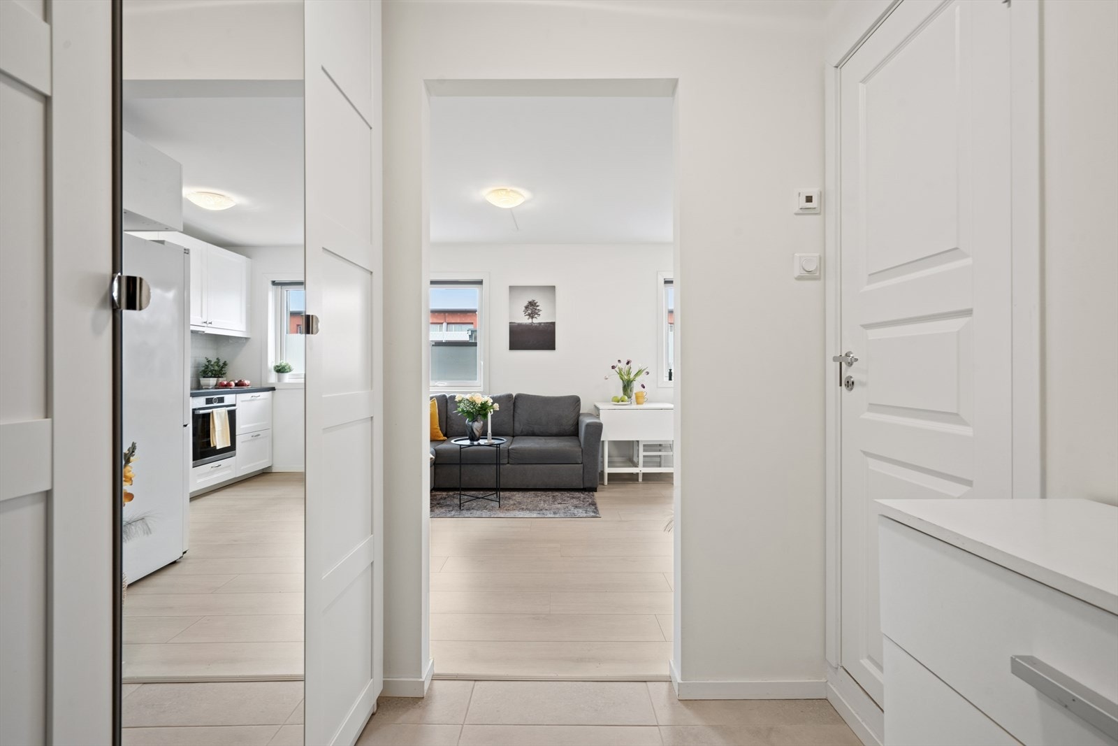 Boligens entré er lys og gir et positivt innblikk med et stort garderobeskap og et skoskap i gangen. Galleribilde