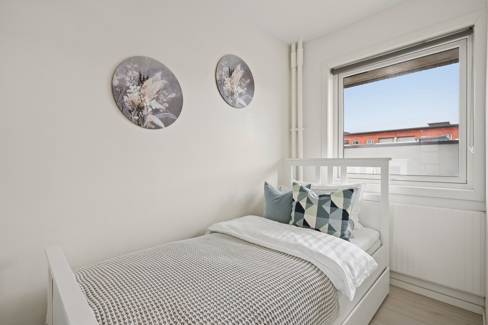 Hovedsoverommet får naturlig belysning fra den store vindusflaten fra 2022. Galleribilde