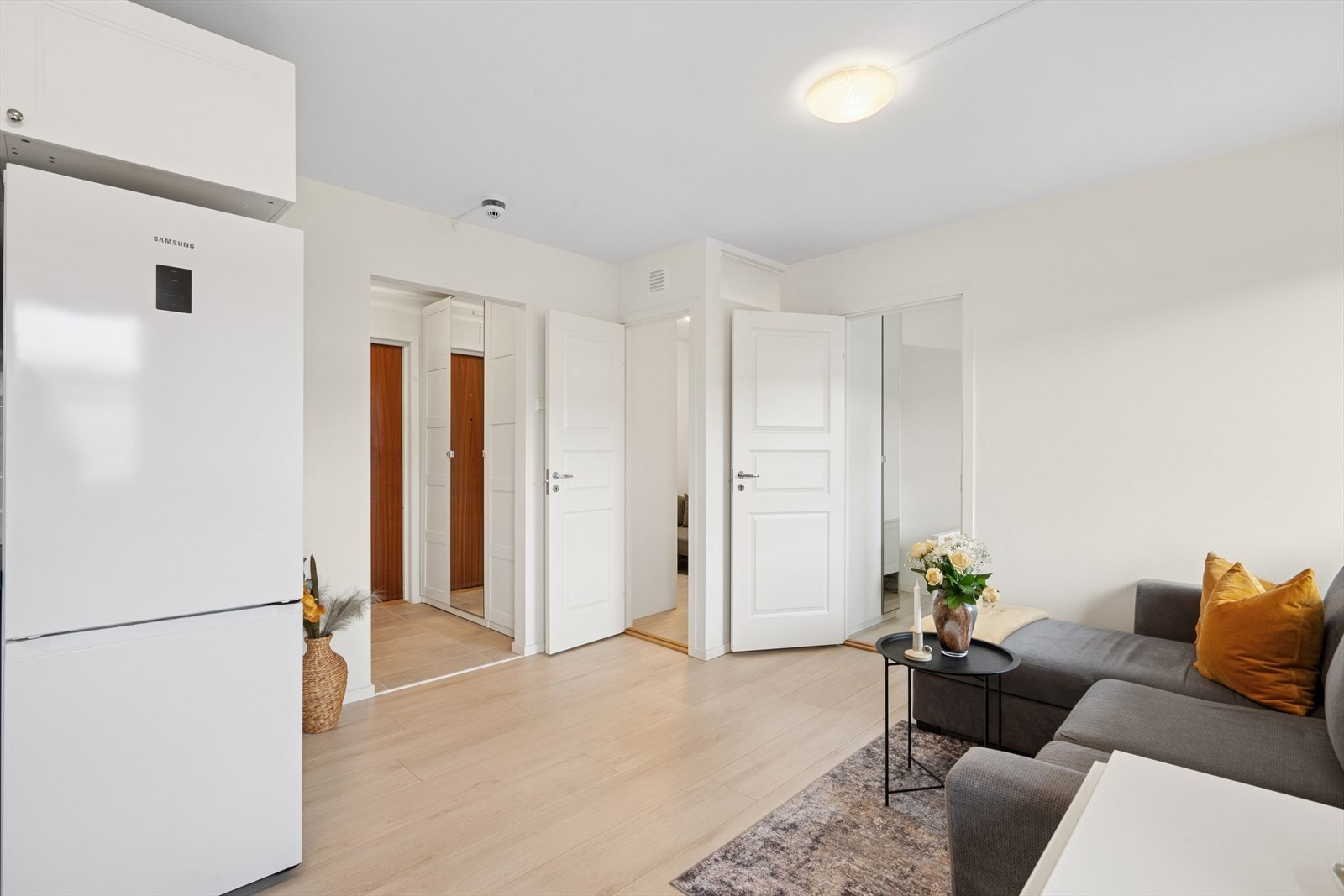 Åpen stue/kjøkken løsning som bidrar til en luftig atmosfære. Galleribilde