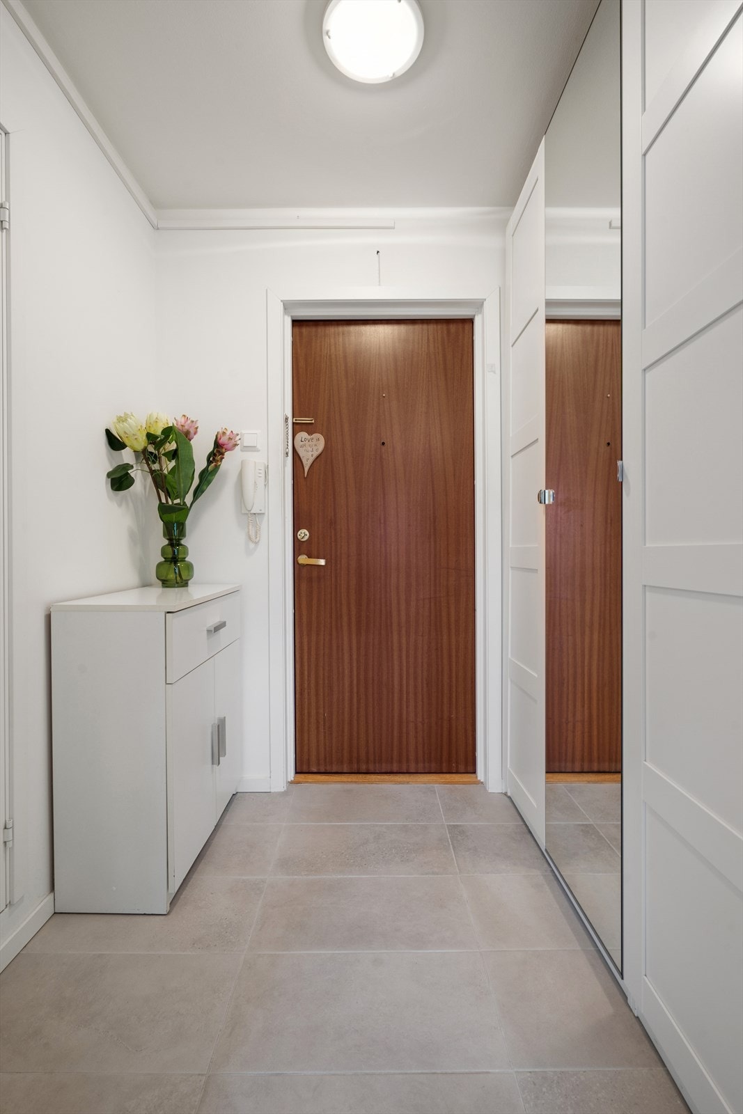 Nye overflater med laminat gulv og malte veggplater fra 2022 i boligen. Galleribilde