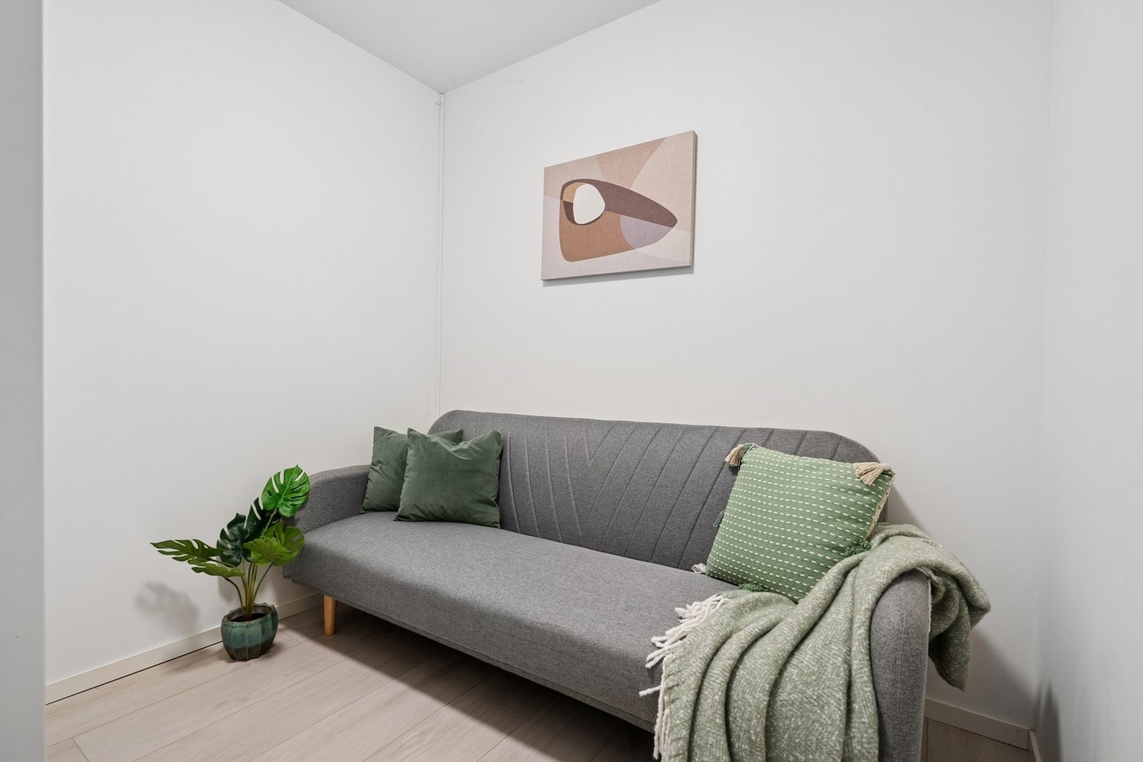 I tillegg byr boligen på en alkoveløsning, som kan tilpasses etter behov - Dette er en sovesofa som gjøres enkelt om til en seng. Galleribilde