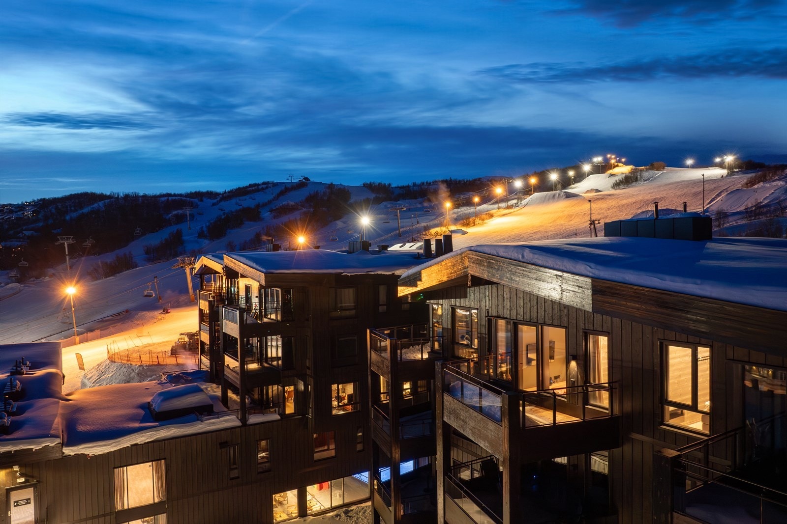 Her er det bare å spenne på seg skiene og nyte den flotte naturen rundt eiendommen med alle skiløypene og alpinbakkene. Galleribilde