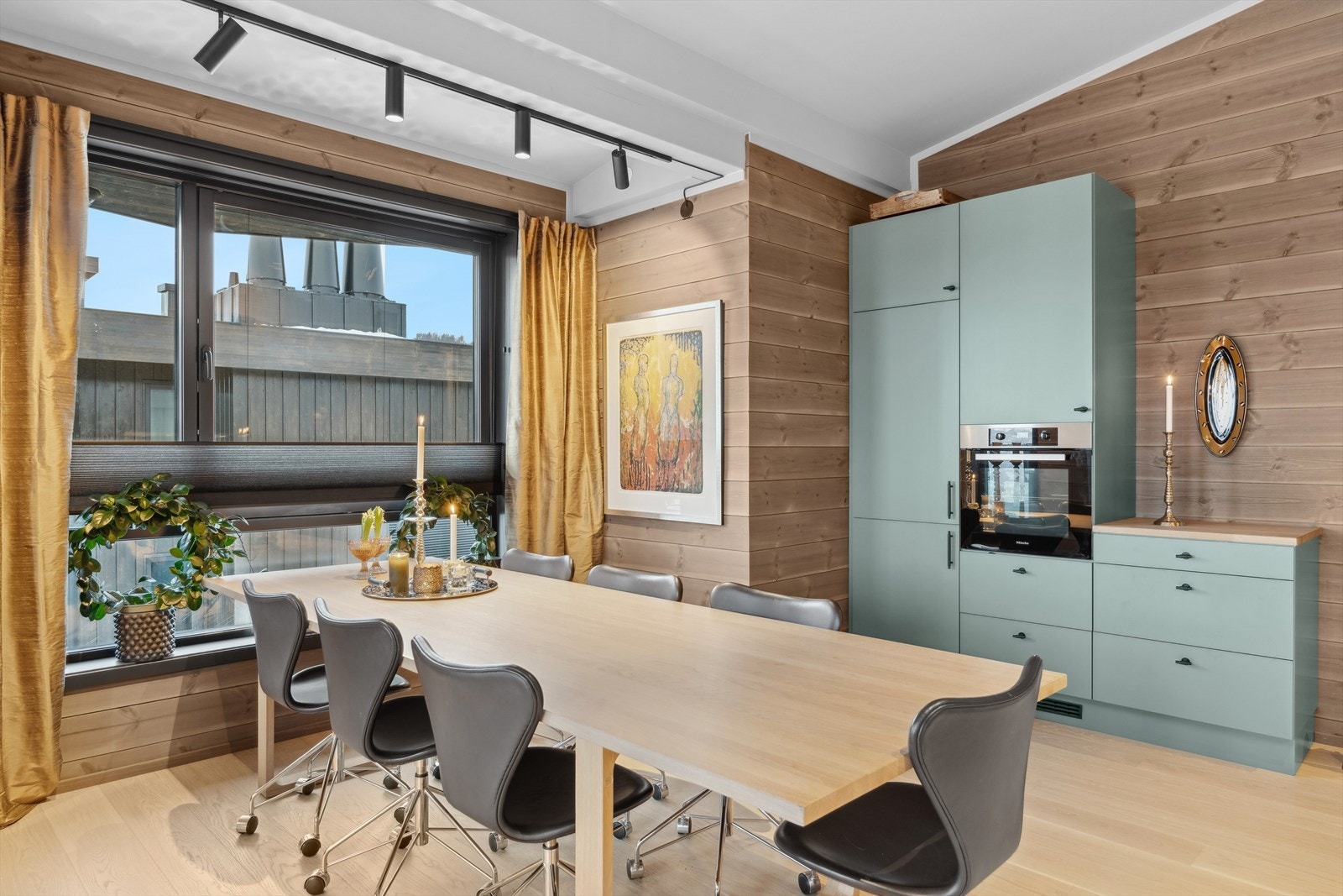 Romslig og fin spiseplass på kjøkkenet. Her kan familie og venner samles til gode middager i hyggelige lag. Galleribilde