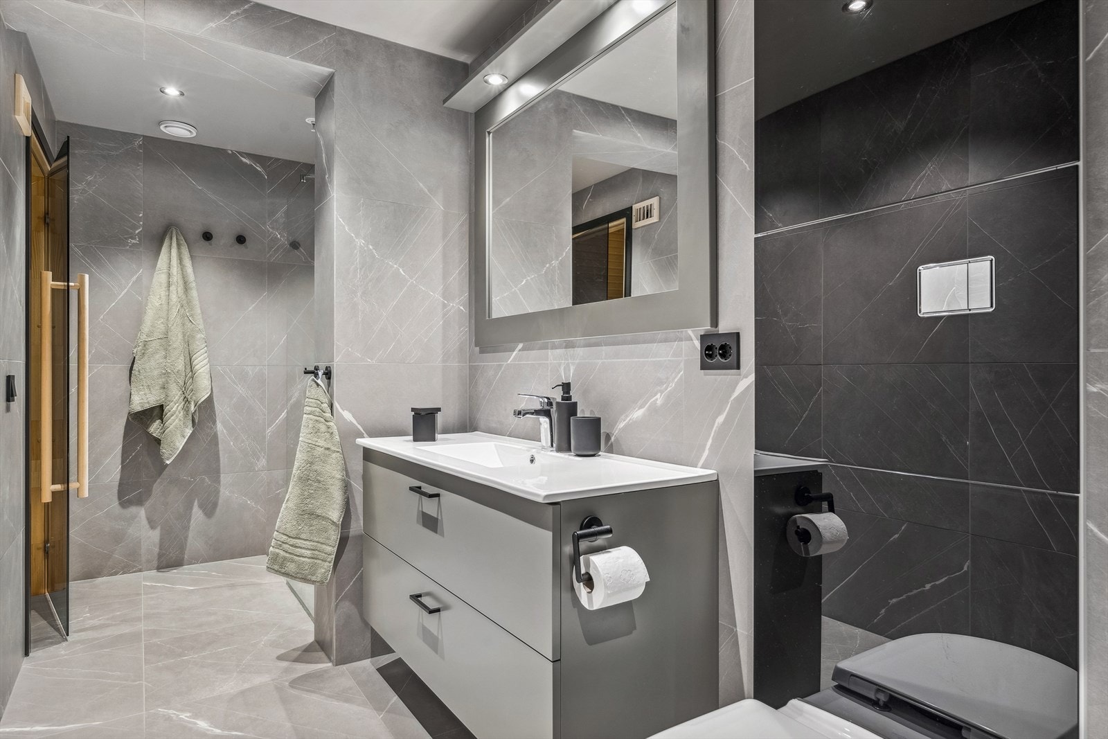 Bad 1: Delikat bad/dusjbad med støpte gulv og vannbåren varme samt helflisede overflater, gulv og vegger. Galleribilde