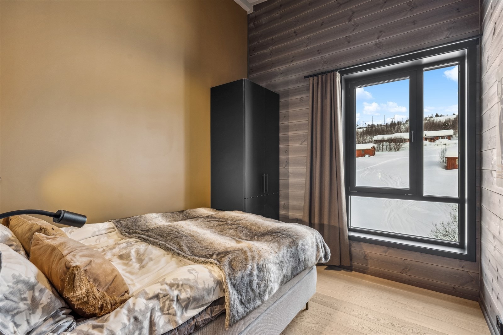 Her soverom man godt! Fin utsikt til den flotte naturen som omgir leiligheten. Galleribilde