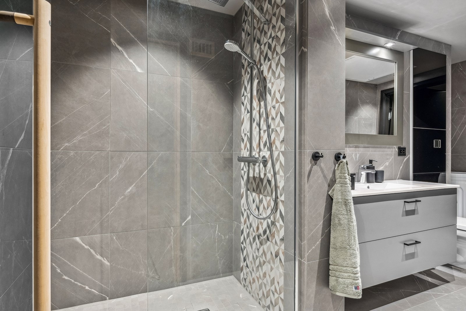 Bad 1: Romslig dusj med dekorative fliser. Galleribilde