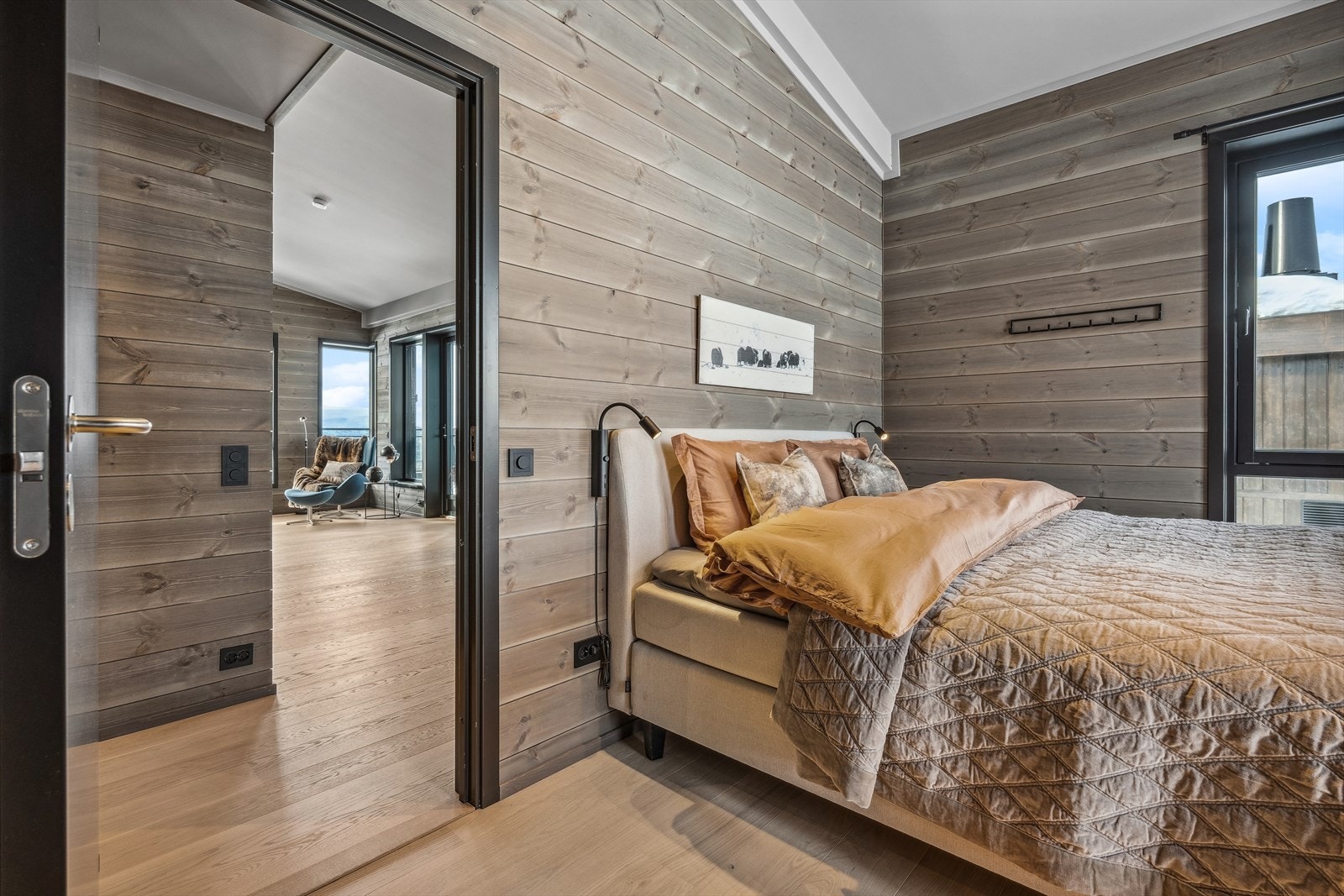 Fra soverommet med utgang til kjøkkenet og stuen. Galleribilde