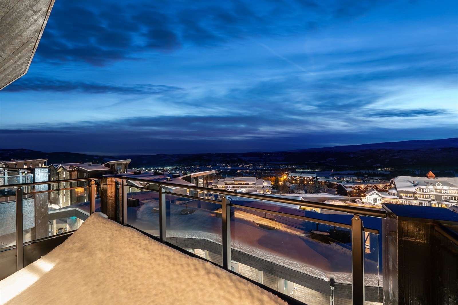 Panorama! Leiligheten ligger i toppetasjen med stor solvent veranda og flott utsikt utover Beitostølen og fjellheimen i bakgrunnen. Galleribilde