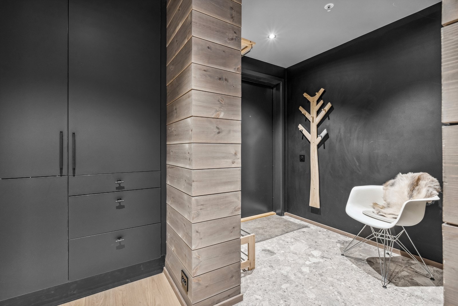 Velkommen inn til hyggelig visning! Koselig og lys entrè/gang som får deg til å føle deg hjemme fra første stund. Galleribilde