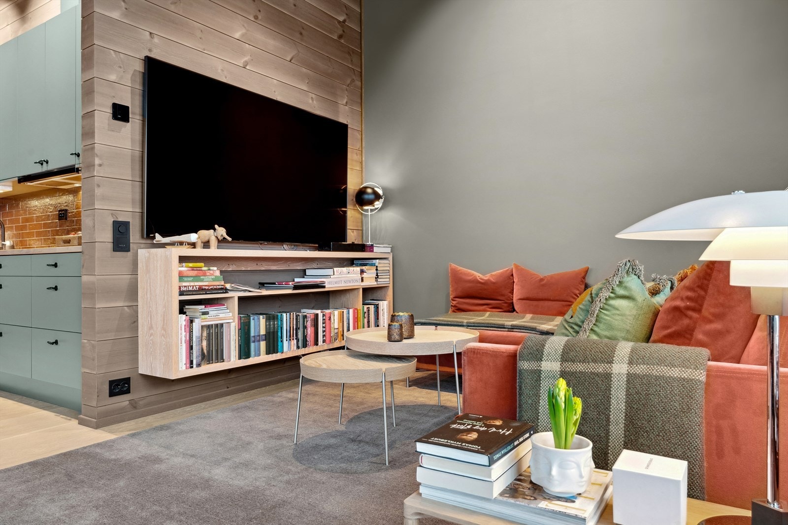 Lys og innbydende TV-stue. Galleribilde