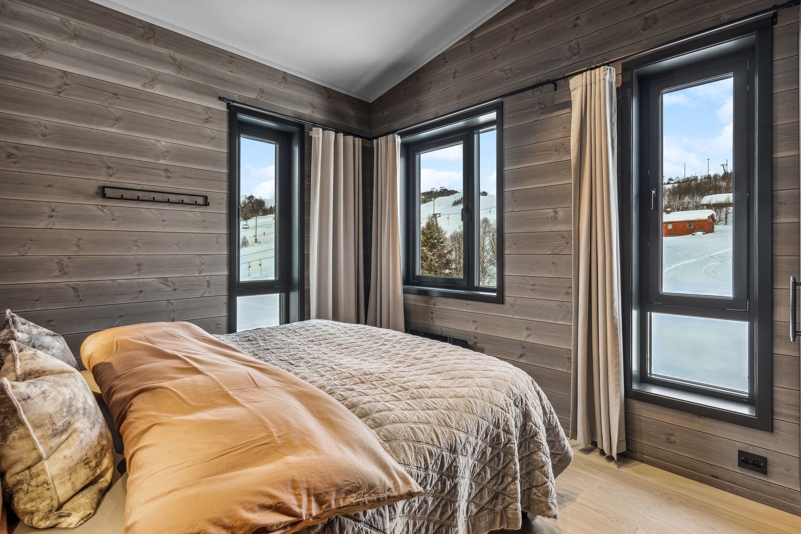 Flott soverom med god plass til dobbeltseng. Delikate farger gir rommet en god atmosfære. Galleribilde