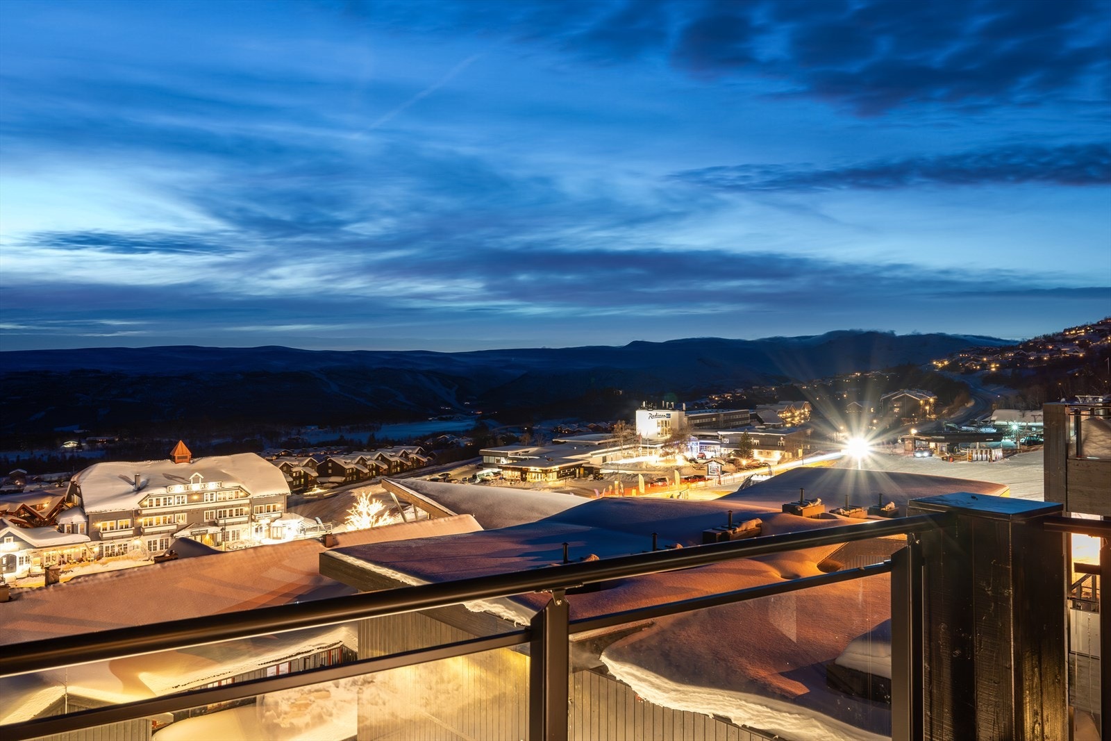 Beitostølen er kjent for sitt flotte turområdet både på sommer og vinterstid, på sommeren er det mye aktiviteter i sentrum for store og små. Galleribilde