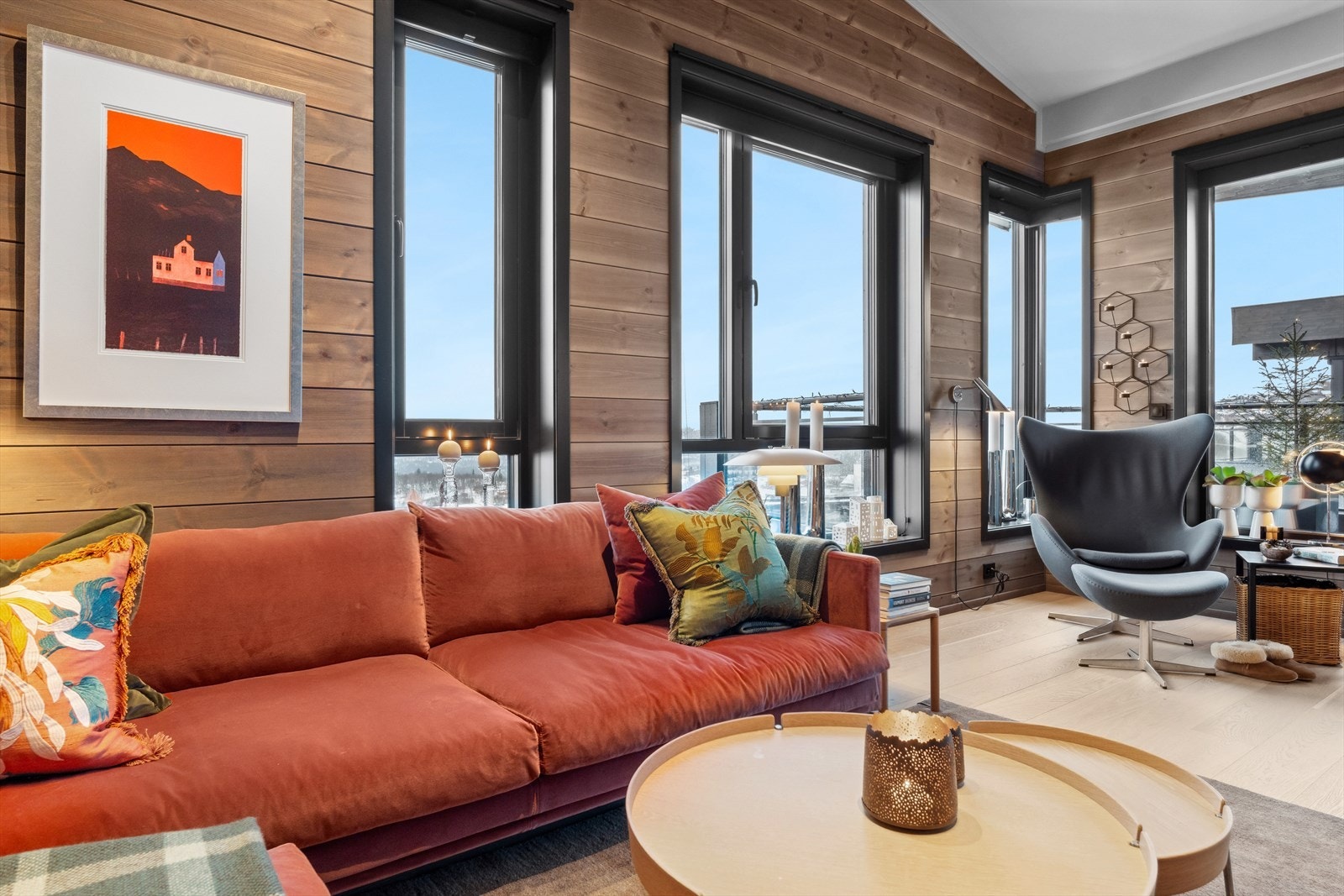 Romslige vinduer tilfører godt med naturlig lys. Galleribilde