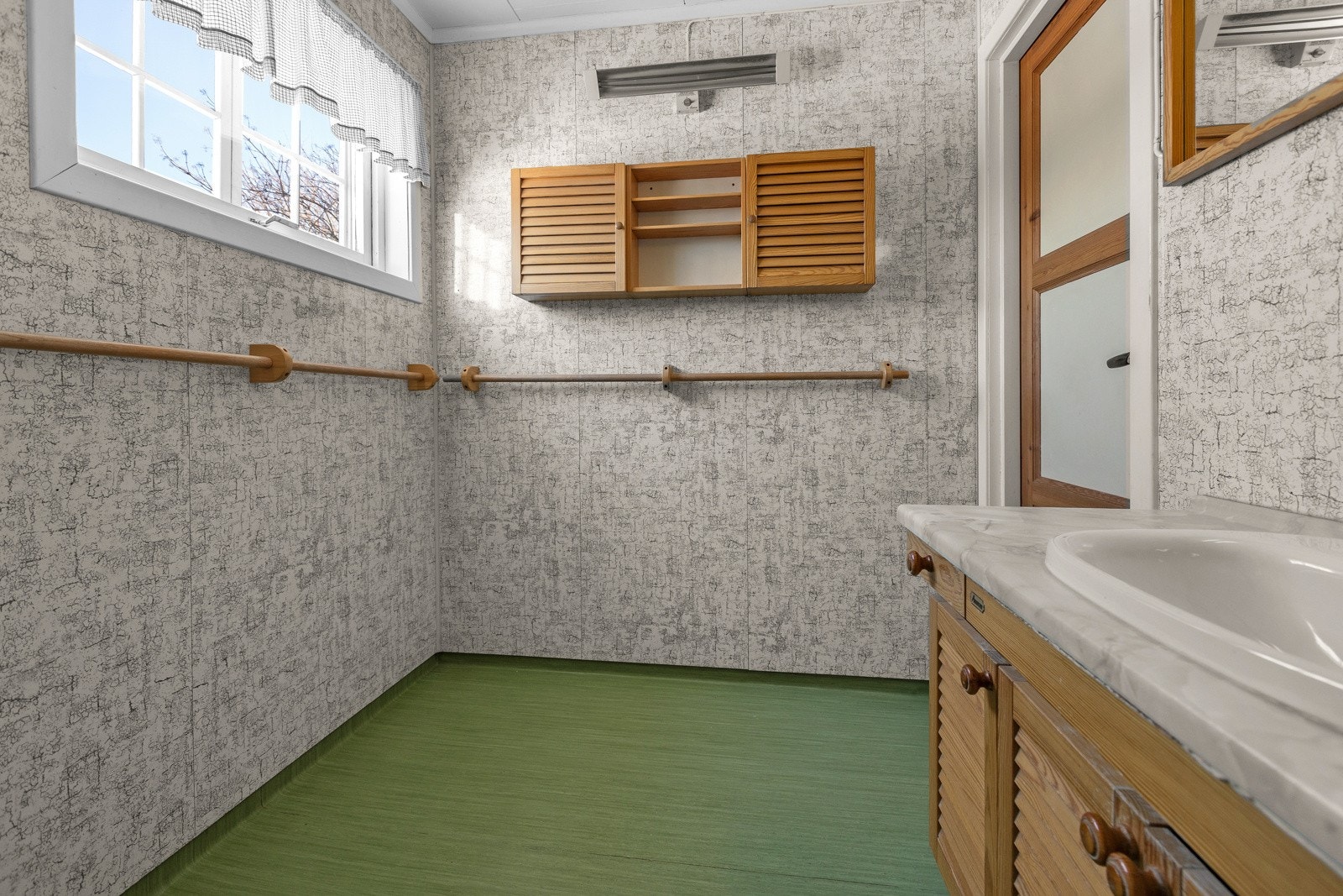 Belegg på gulv, eldre varmekabler som ikke er funksjonstestet. Innredning med servant, speil og belysning. Galleribilde