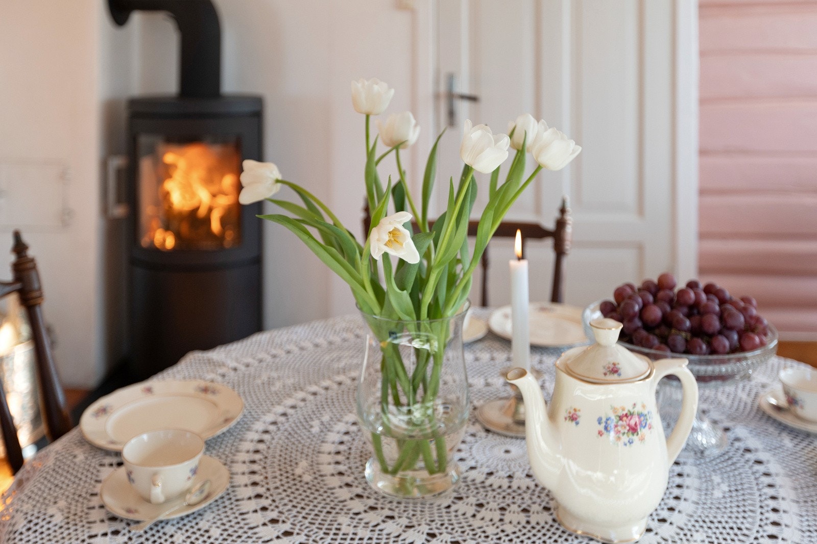 Nyere peisovn holder god varme i denne delen av boligen Galleribilde