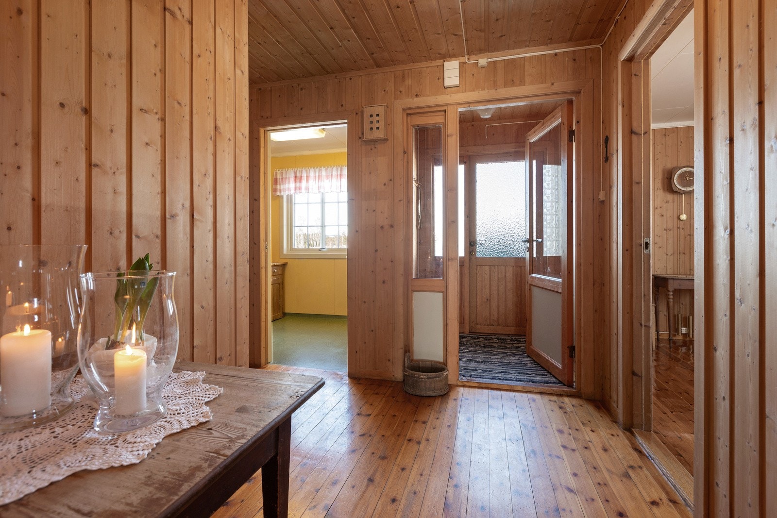 Vindfang og gang. Inn til høyre er det påbygde soverommet og til venstre i bildet er det vaskerom med dør ned til kjelleren fra den siden. Galleribilde