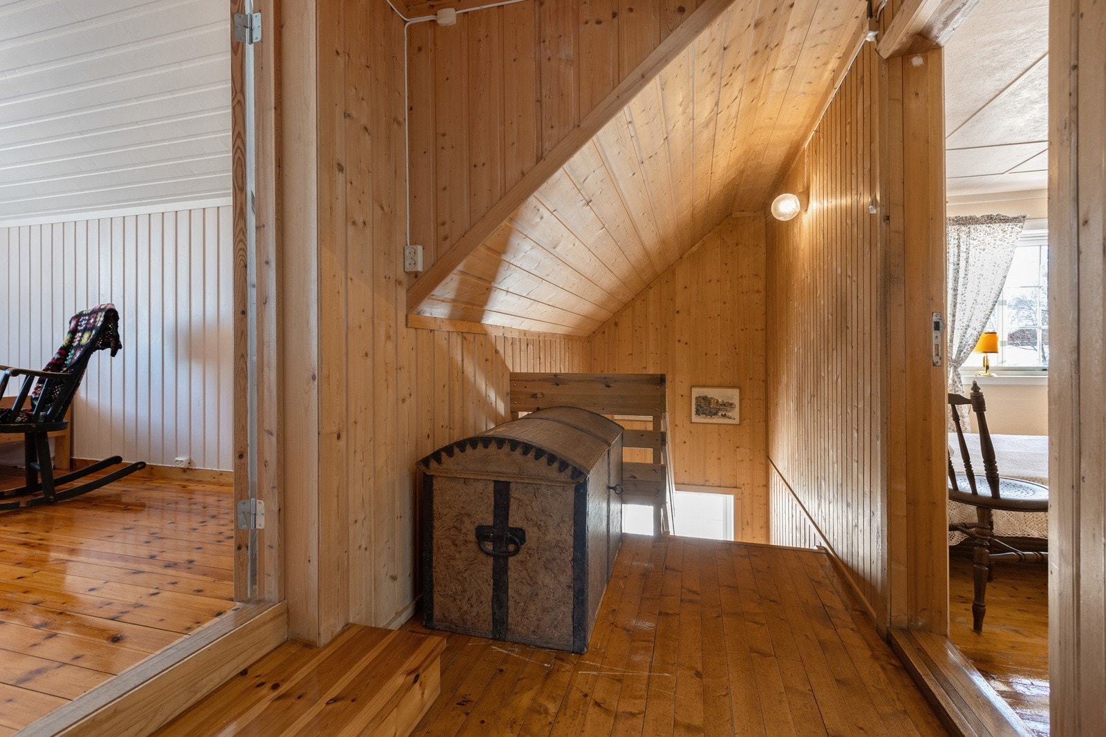 Gangen oppe, lakkert tregulv og både behandlet og ubehandlet panel Galleribilde