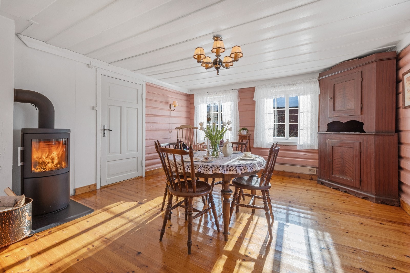 Opprinnelige tømmerstue, med påbygd del fra 1980 tallet Galleribilde