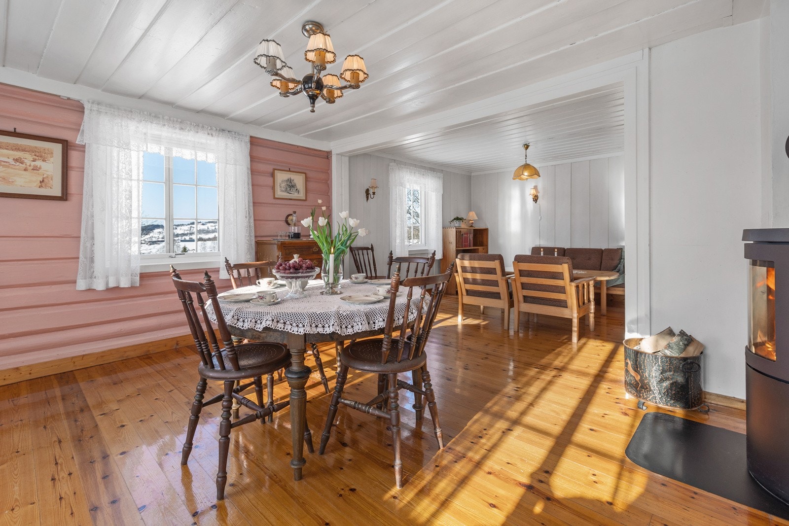 Stuen er romslig med plass til flere møblelgrupper Galleribilde