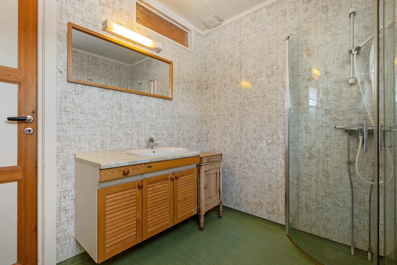 Badet ligger i den påbygde delen og er antatt fra 1982, nyere dusjvegger Galleribilde