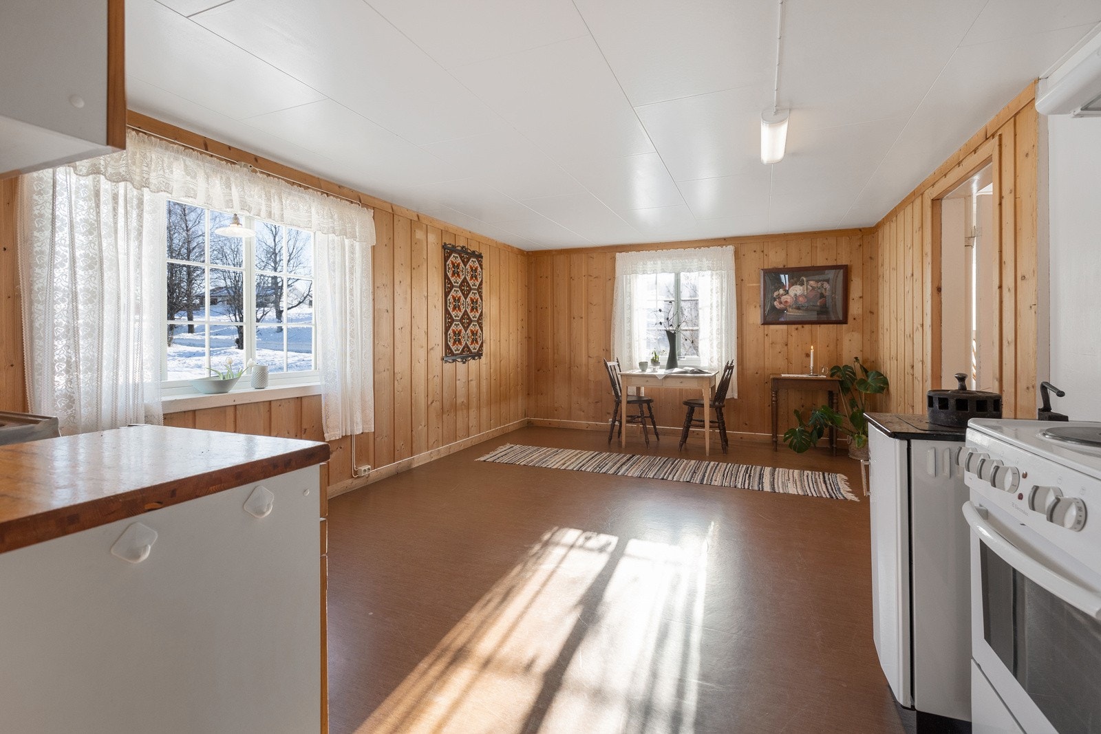 Kjøkkenet er romslig med god plass til feks langbord Galleribilde