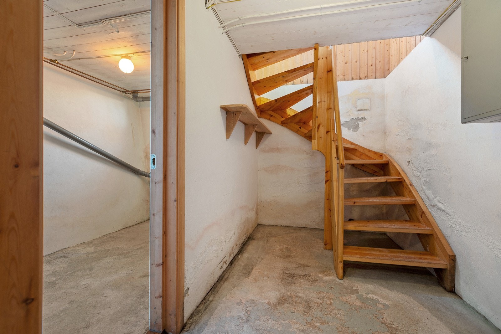 Kjellerrom med lagring, VV-bereder og pumpe er plassert her Galleribilde