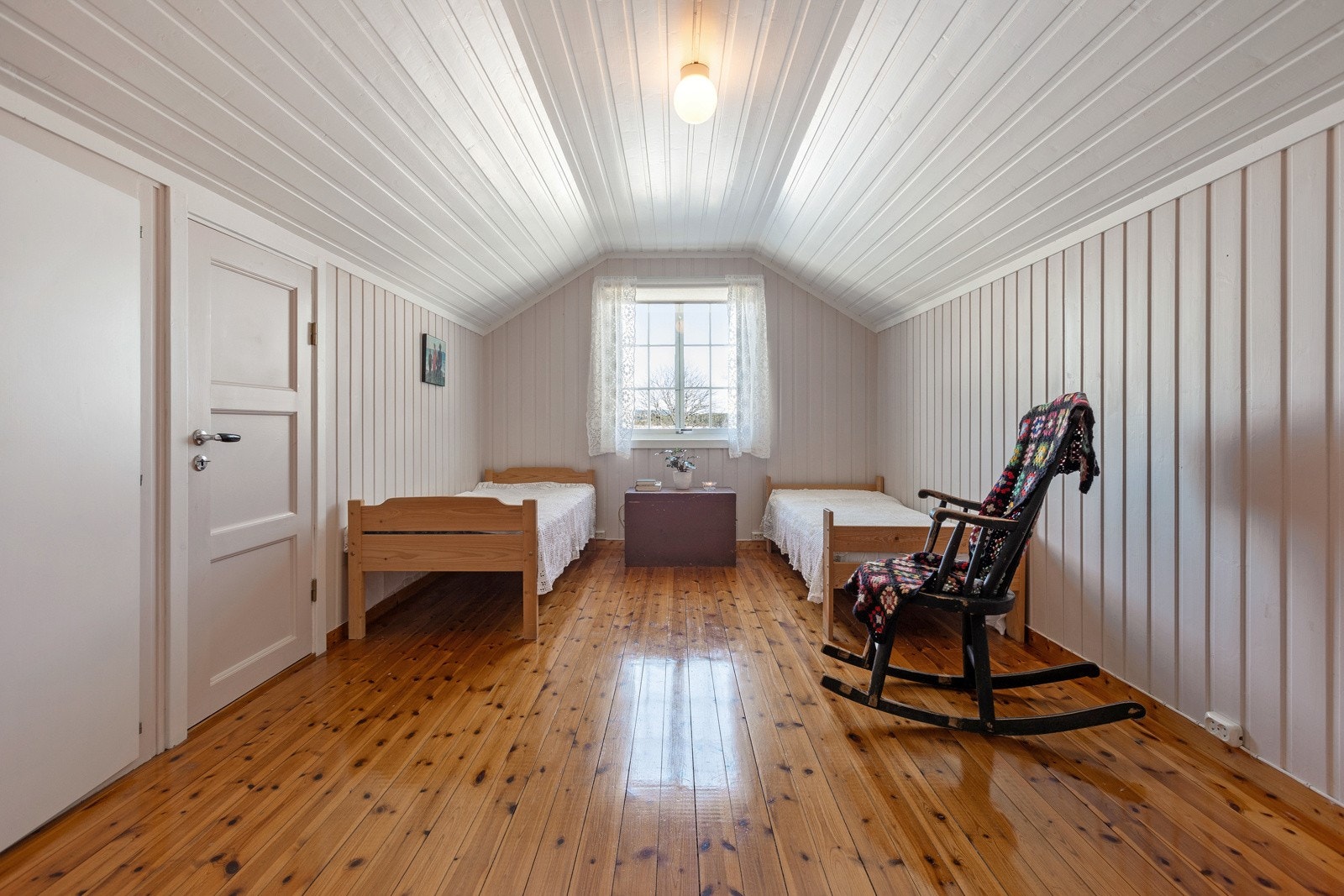 Dette er soverommet i den påbygde delen fra 1982, lagringsplass i kott på begge sider. Galleribilde