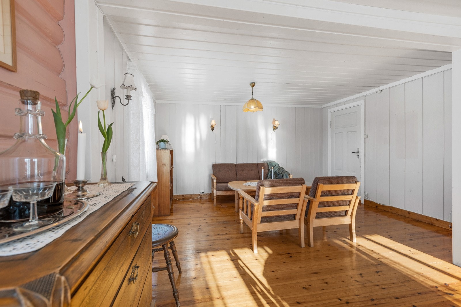 Stuen har inngang både fra kjøkkenet og gangen Galleribilde