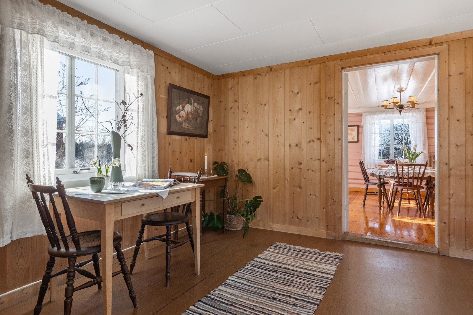 På kjøkkenet er det luke/lem ned til matkjeller. Ellers er det trapp ned til endel av kjeller fra vaskerommet. Krypkjeller og blindkjeller på resten. Galleribilde