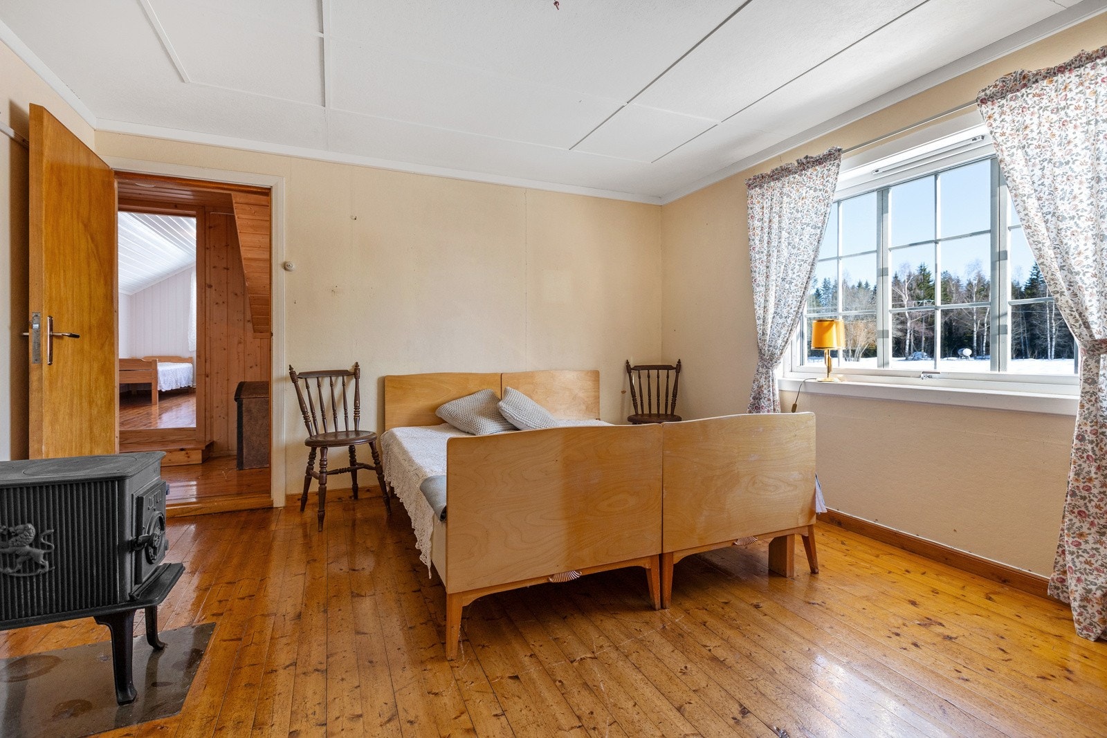 Soverom II, også plass til senger og annet møblement. Vedovn også her. Galleribilde