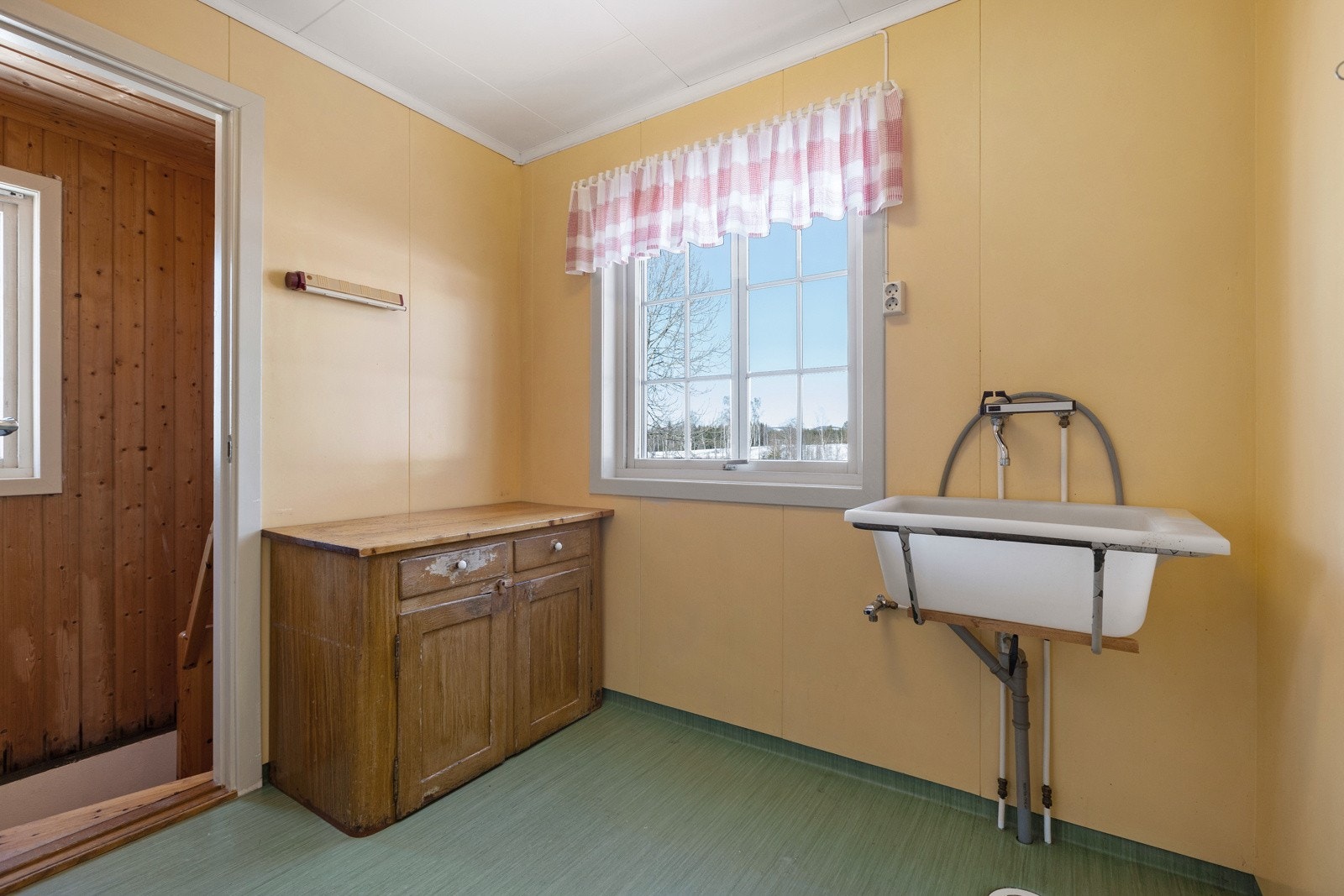 Praktisk vaskerom med utslagsvask, her er trappa ned til kjellerrom Galleribilde