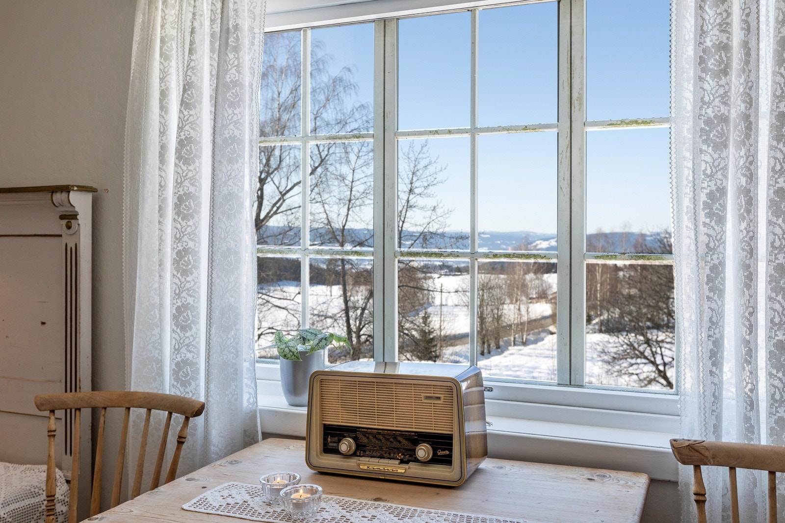 Flott utsikt utover mot bygda Galleribilde